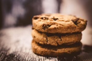 Galletas de chocolate recién horneadas apiladas