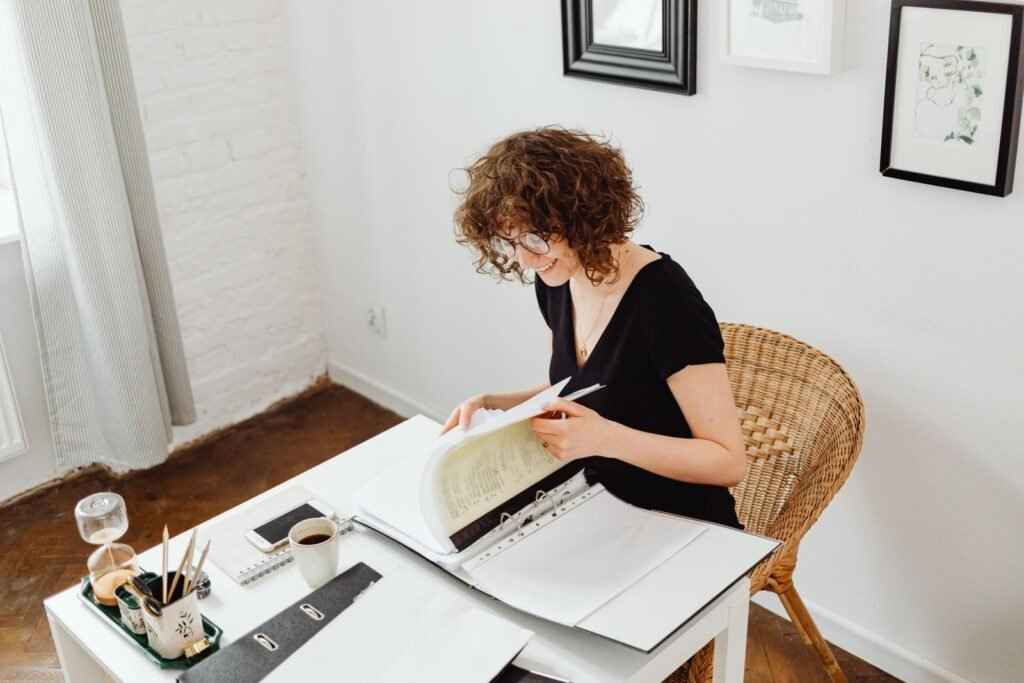 Mujer revisando los documentos de su situación económica en casa